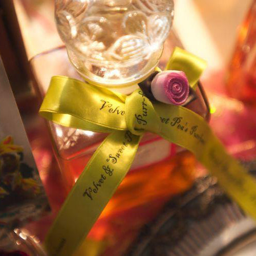 Laurie taught herself to create gorgeous, ethereal natural perfumes by following her spirit and intuition. In this course, you will learn the way she did—through exploration.